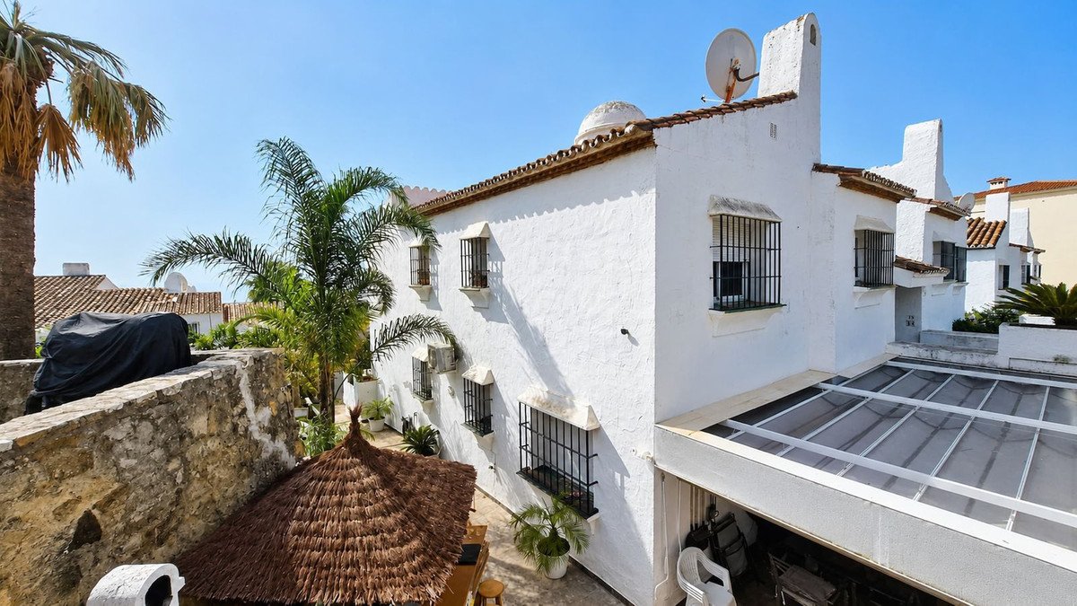 2 Bed Top Floor Apartment in La Duquesa