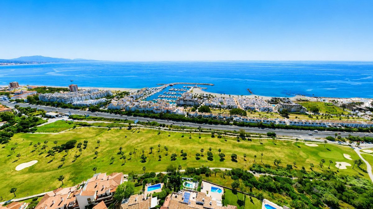 2 Bed Top Floor Apartment in La Duquesa
