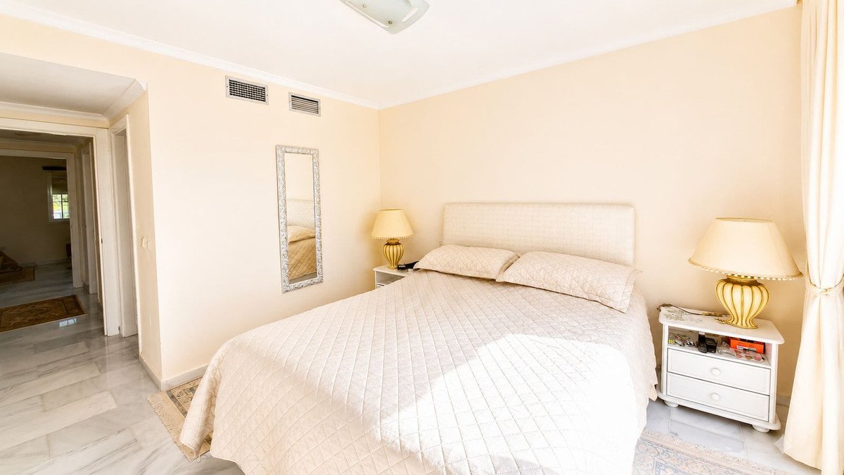 2 Bed Top Floor Apartment in La Duquesa