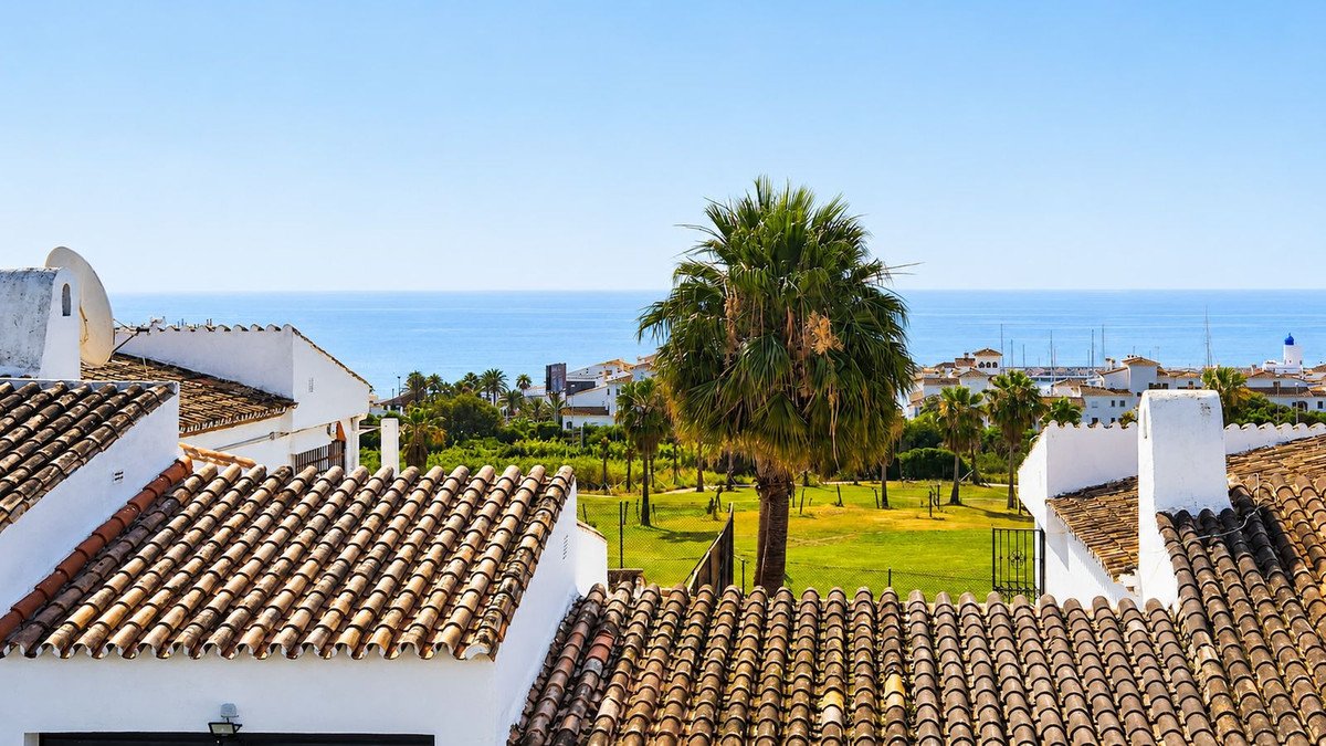 2 Bed Top Floor Apartment in La Duquesa