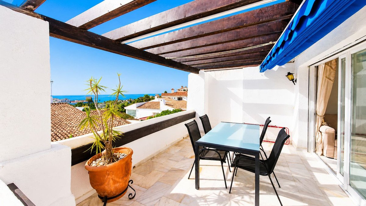 2 Bed Top Floor Apartment in La Duquesa