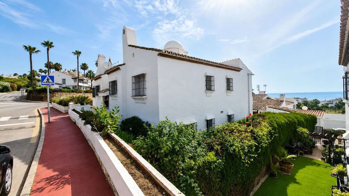 2 Bed Top Floor Apartment in La Duquesa