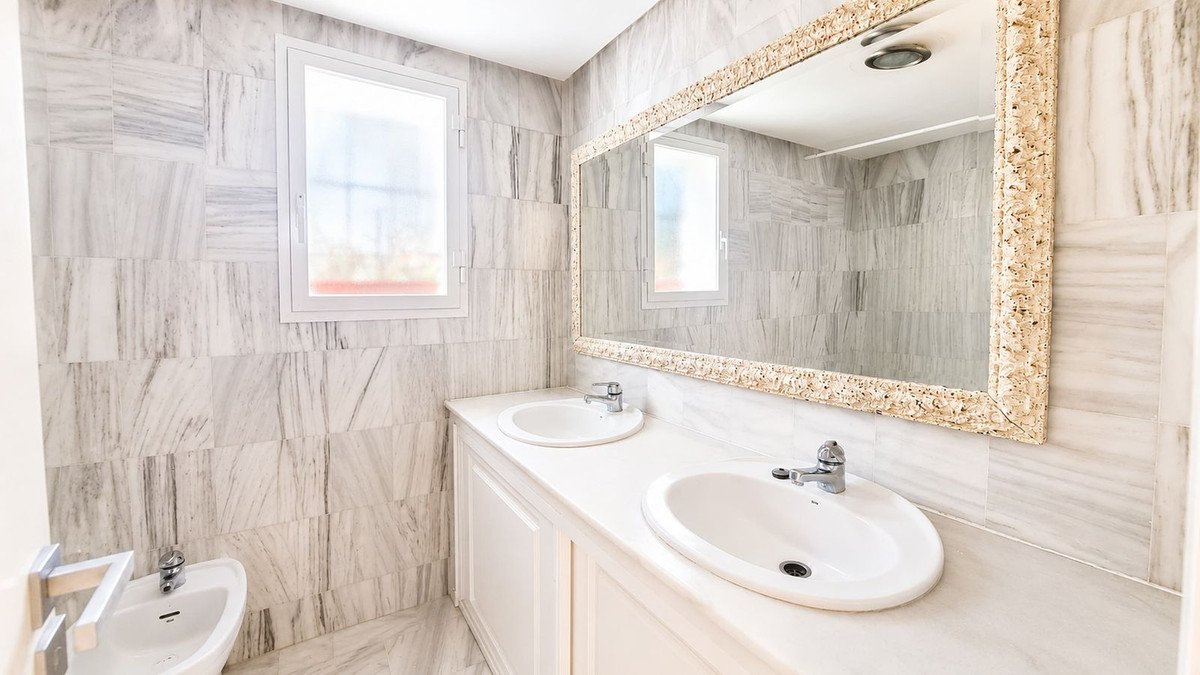 2 Bed Top Floor Apartment in La Duquesa