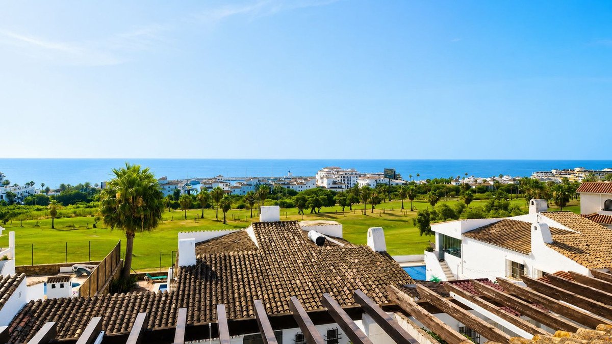 2 Bed Top Floor Apartment in La Duquesa