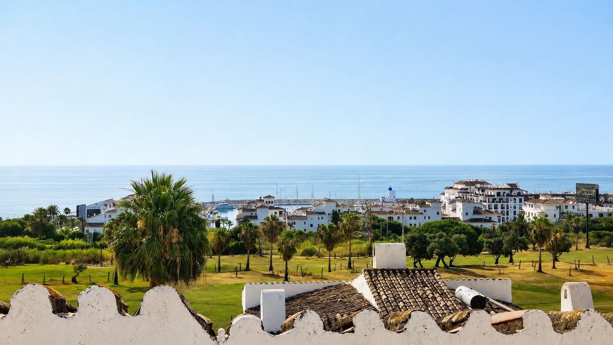 2 Bed Top Floor Apartment in La Duquesa