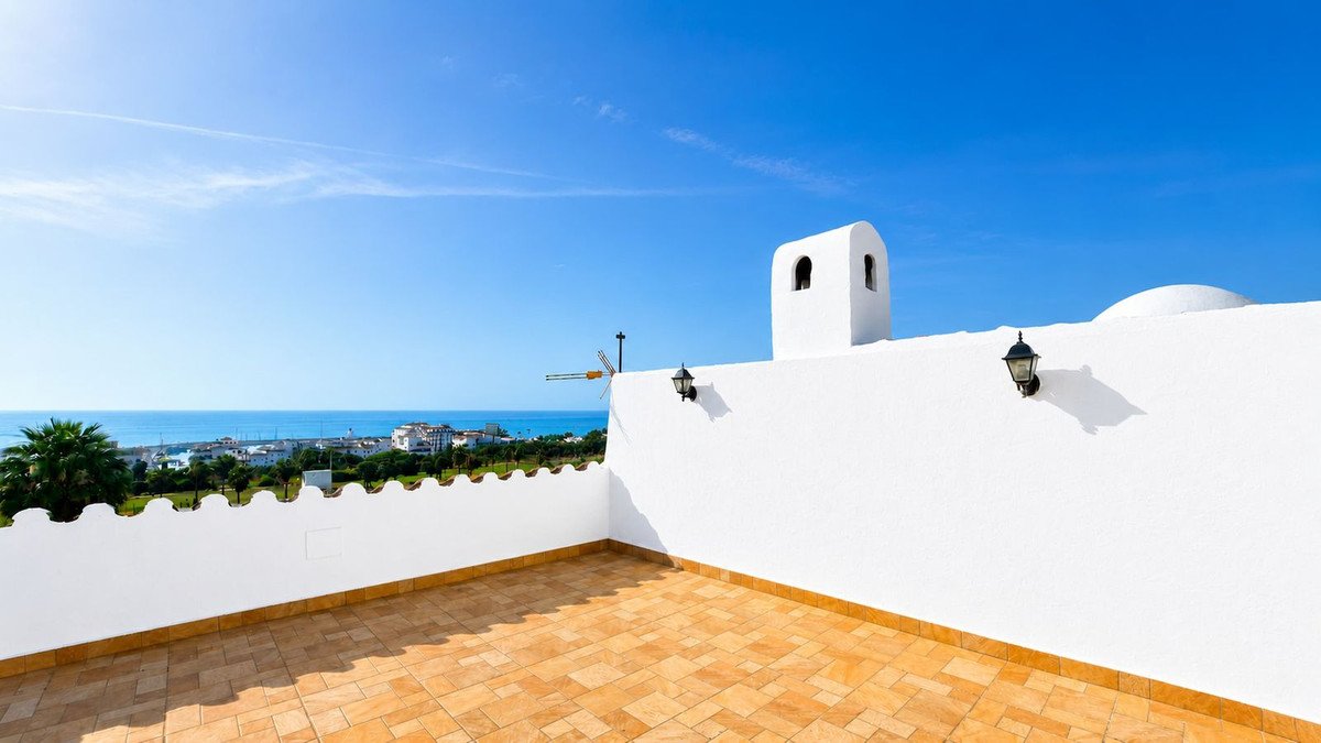 2 Bed Top Floor Apartment in La Duquesa