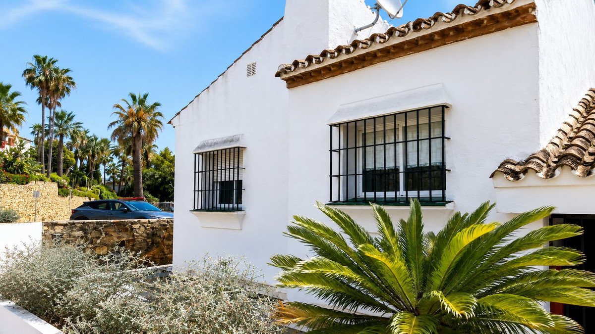 2 Bed Top Floor Apartment in La Duquesa