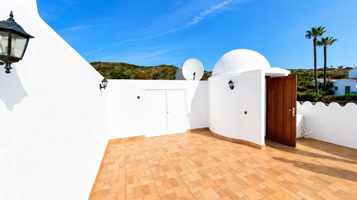 2 Bed Top Floor Apartment in La Duquesa