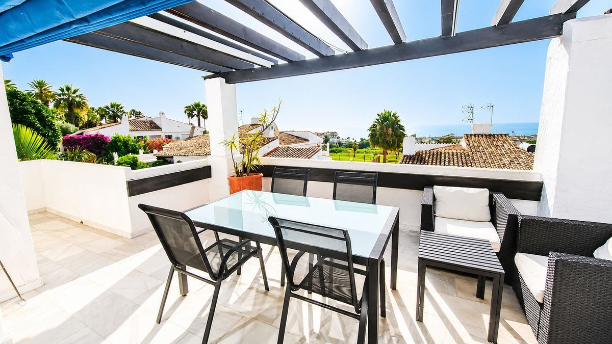 2 Bed Top Floor Apartment in La Duquesa
