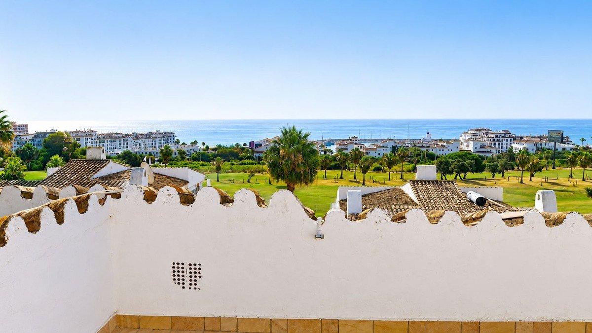2 Bed Top Floor Apartment in La Duquesa