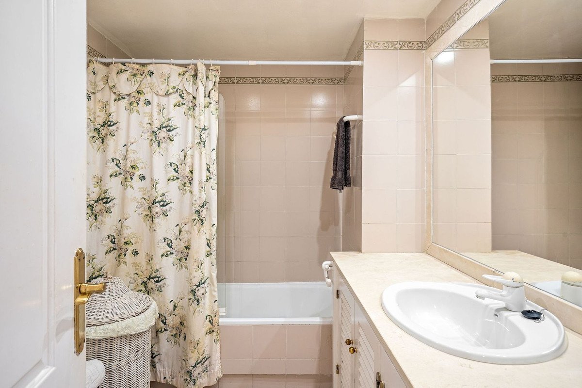 2 Bed Ground Floor Apartment in Calahonda