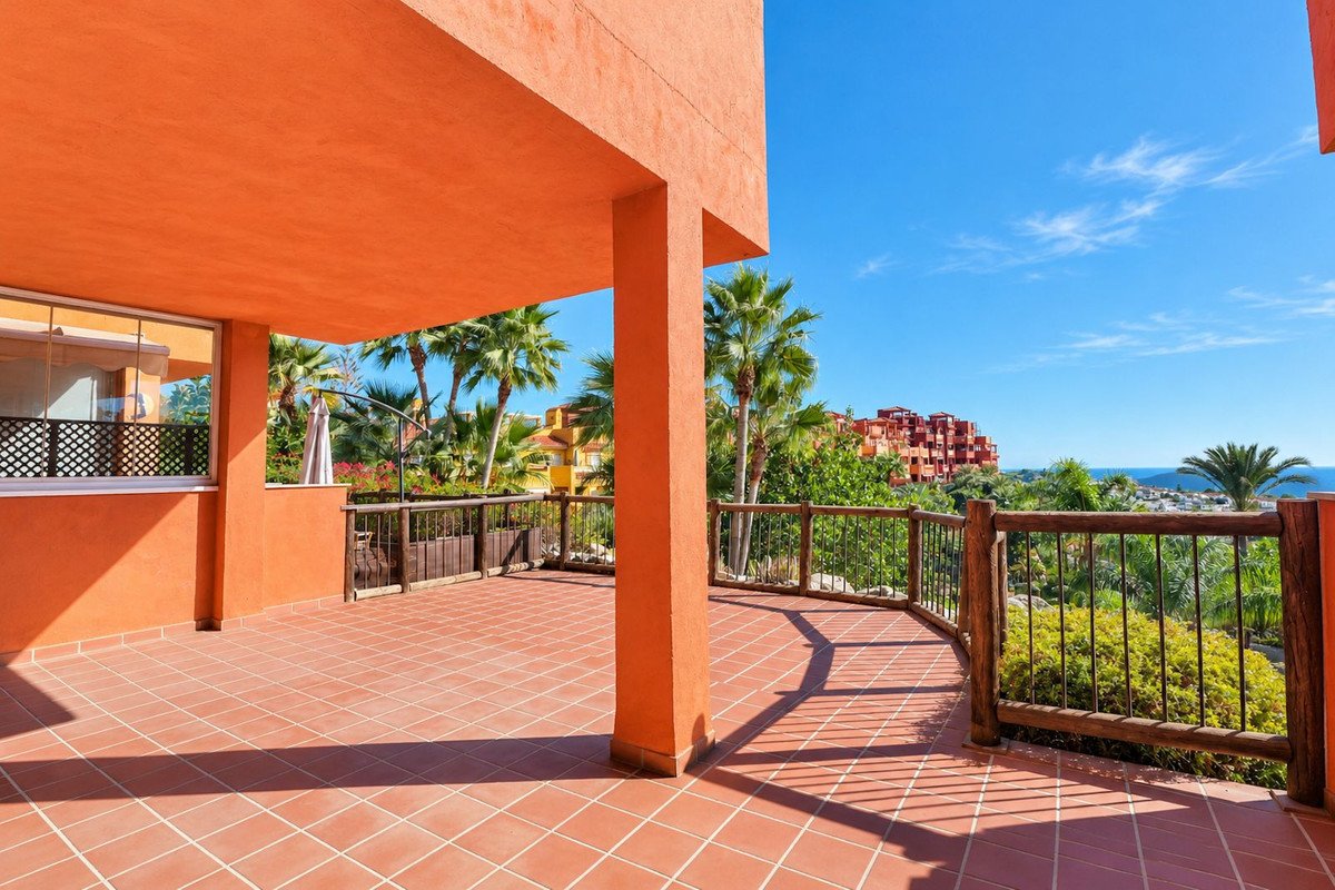 2 Bed Middle Floor Apartment in Reserva de Marbella