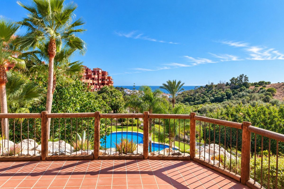 2 Bed Middle Floor Apartment in Reserva de Marbella