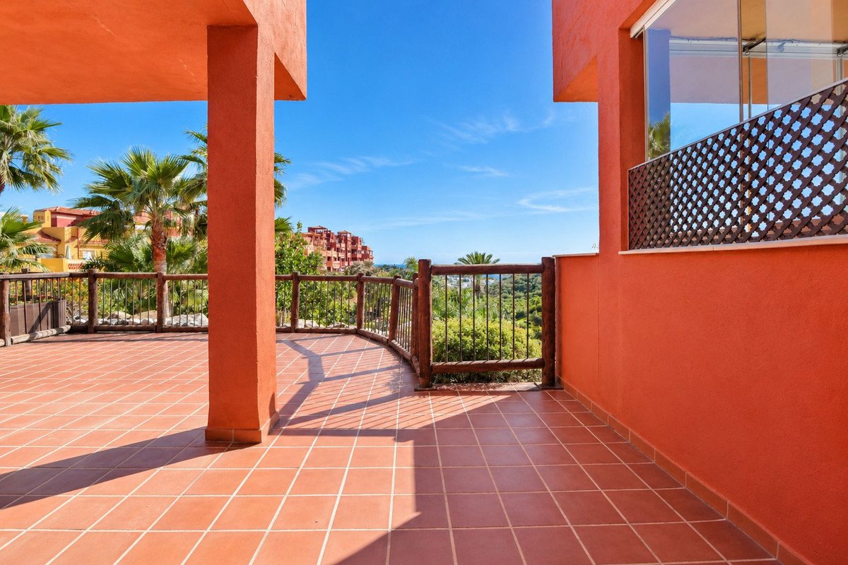 2 Bed Middle Floor Apartment in Reserva de Marbella