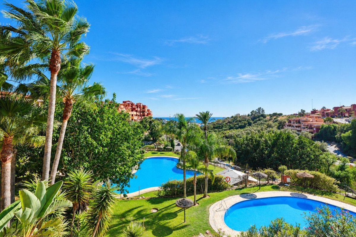 2 Bed Middle Floor Apartment in Reserva de Marbella