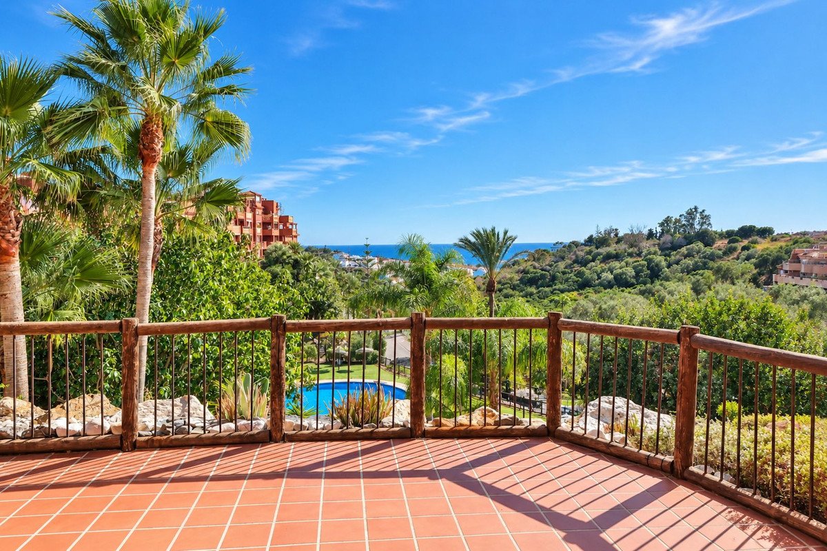2 Bed Middle Floor Apartment in Reserva de Marbella
