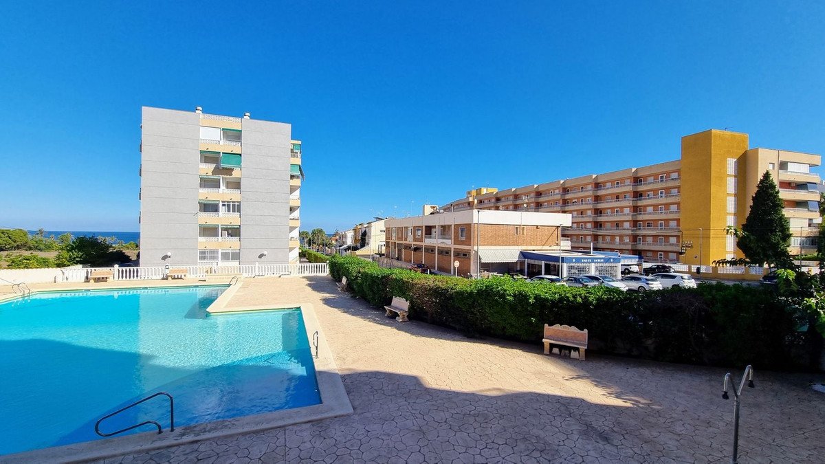 2 Bed Middle Floor Apartment in Punta Prima