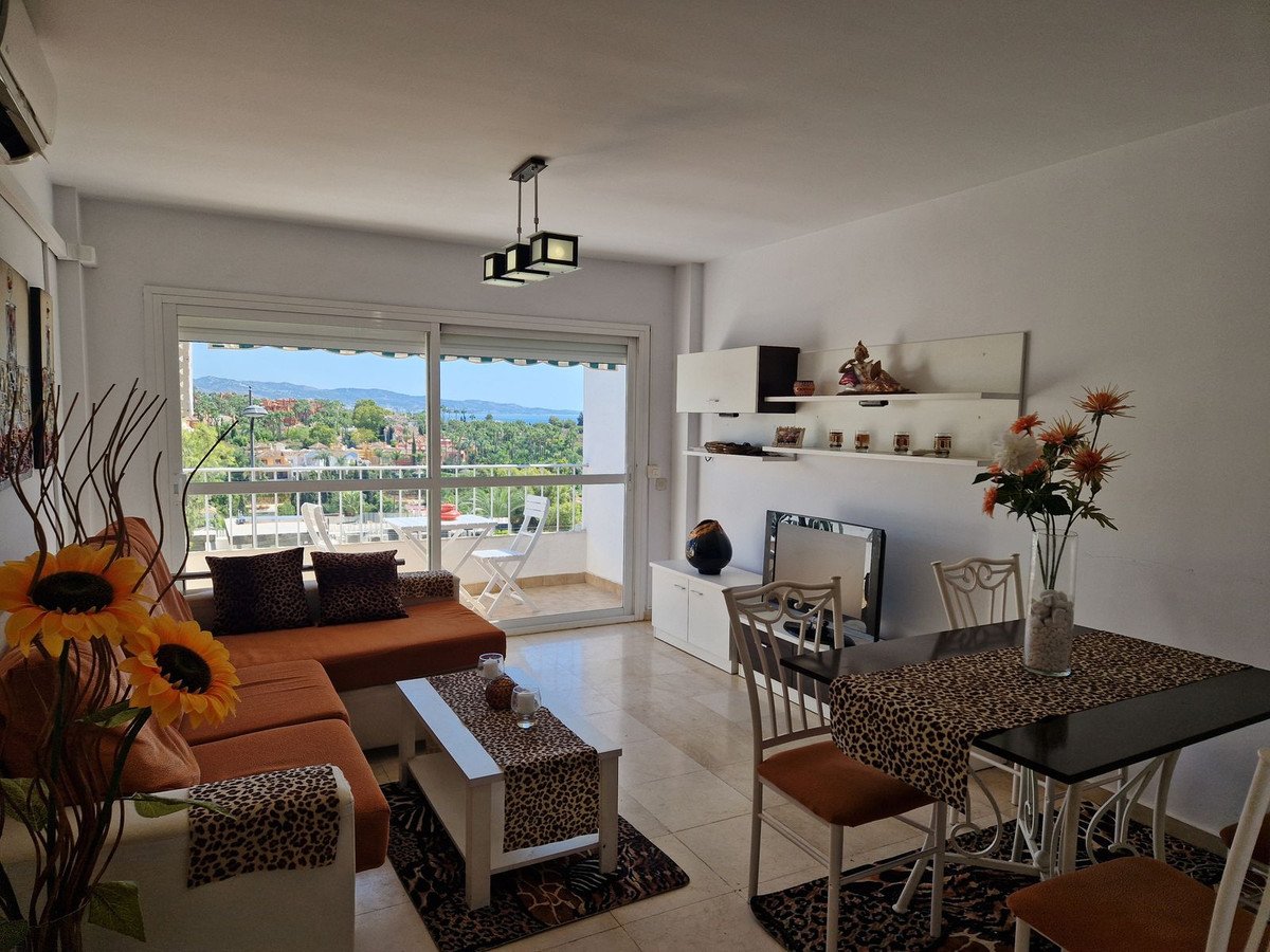 1 Bed Middle Floor Apartment in Nueva Andalucía