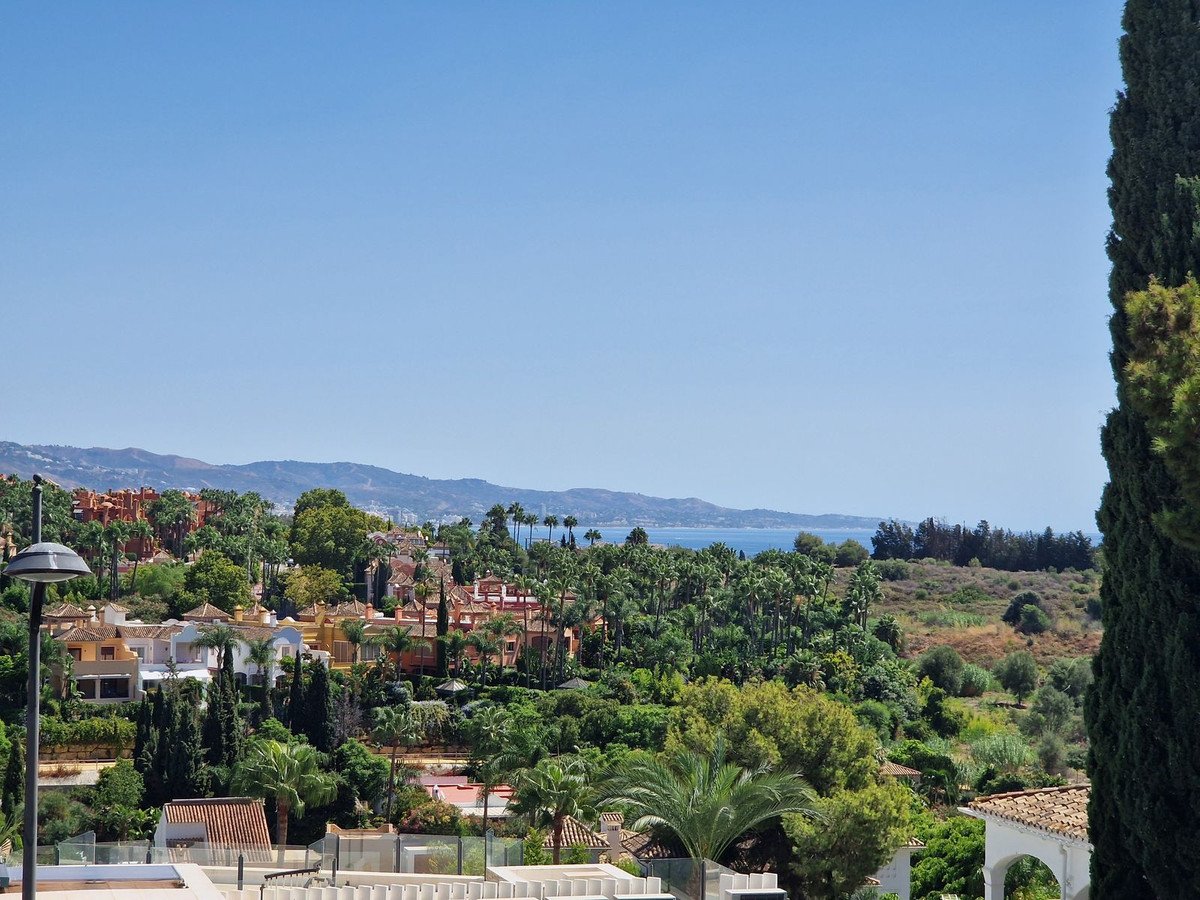 1 Bed Middle Floor Apartment in Nueva Andalucía