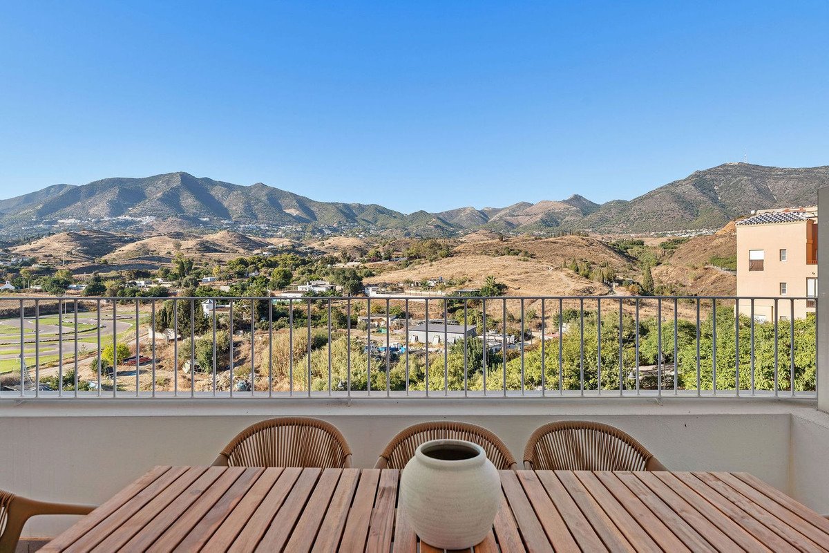 2 Bed Middle Floor Apartment in Los Pacos
