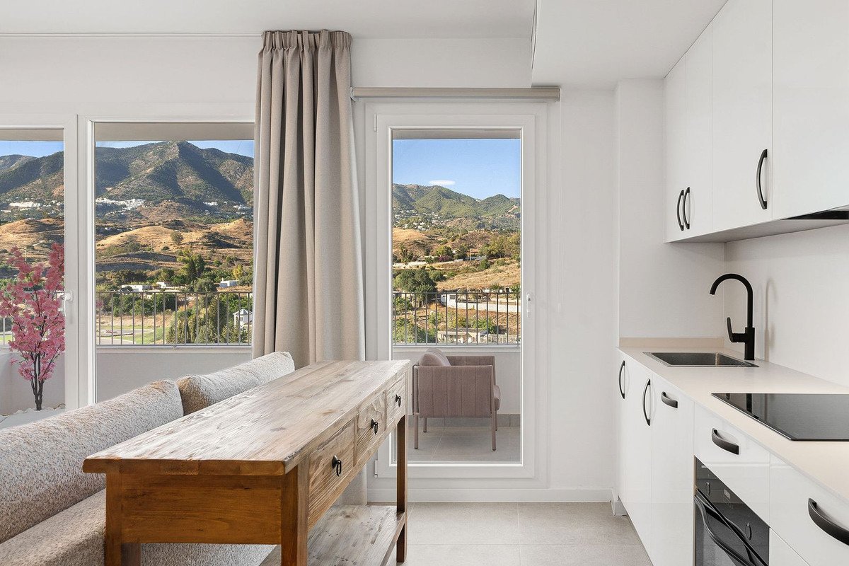 2 Bed Middle Floor Apartment in Los Pacos