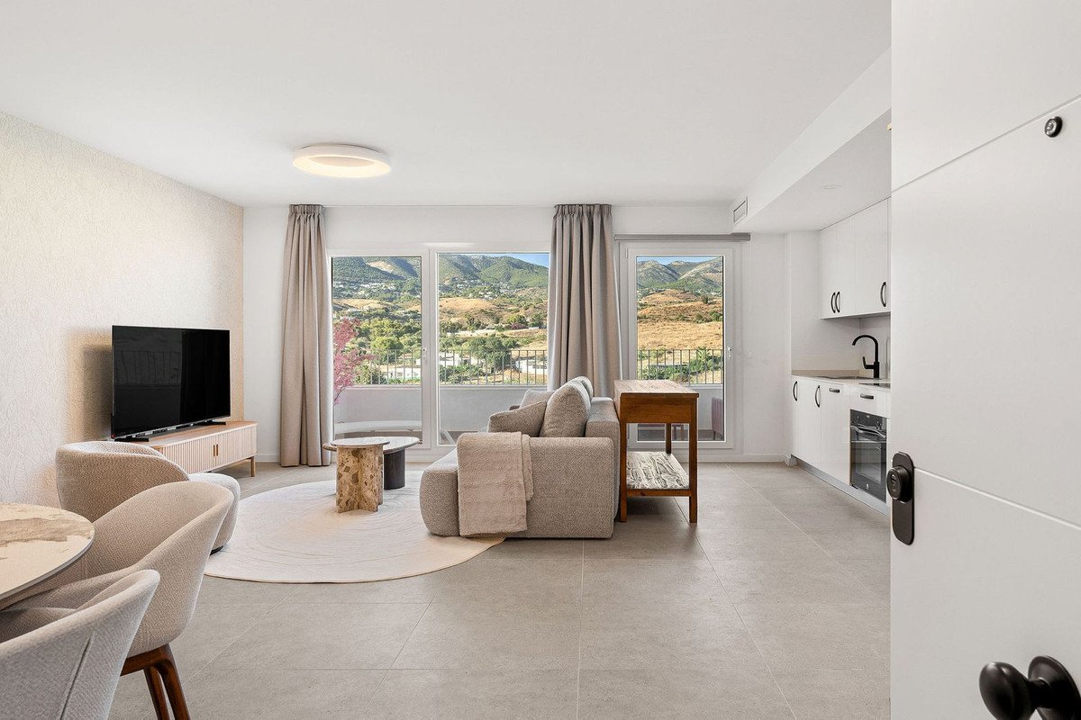 2 Bed Middle Floor Apartment in Los Pacos