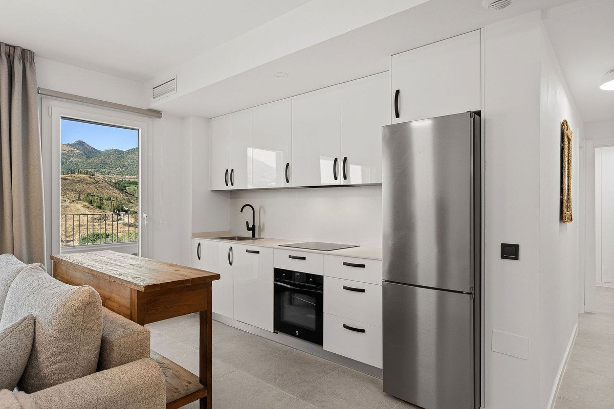 2 Bed Middle Floor Apartment in Los Pacos