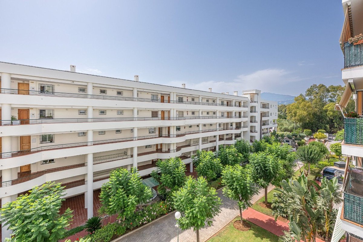 3 Bed Middle Floor Apartment in Guadalmina Alta