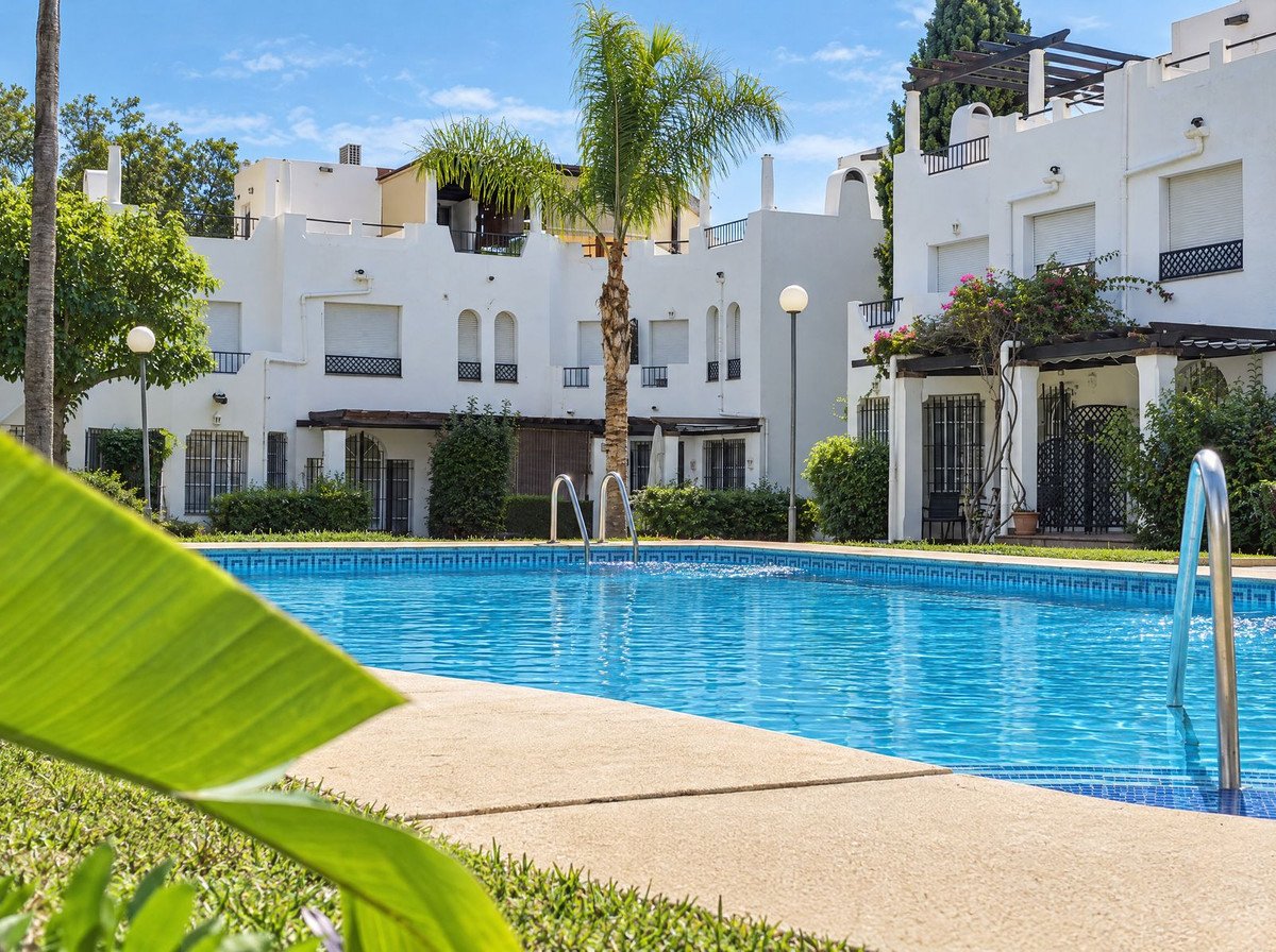 4 Bed Semi-Detached House in Nueva Andalucía