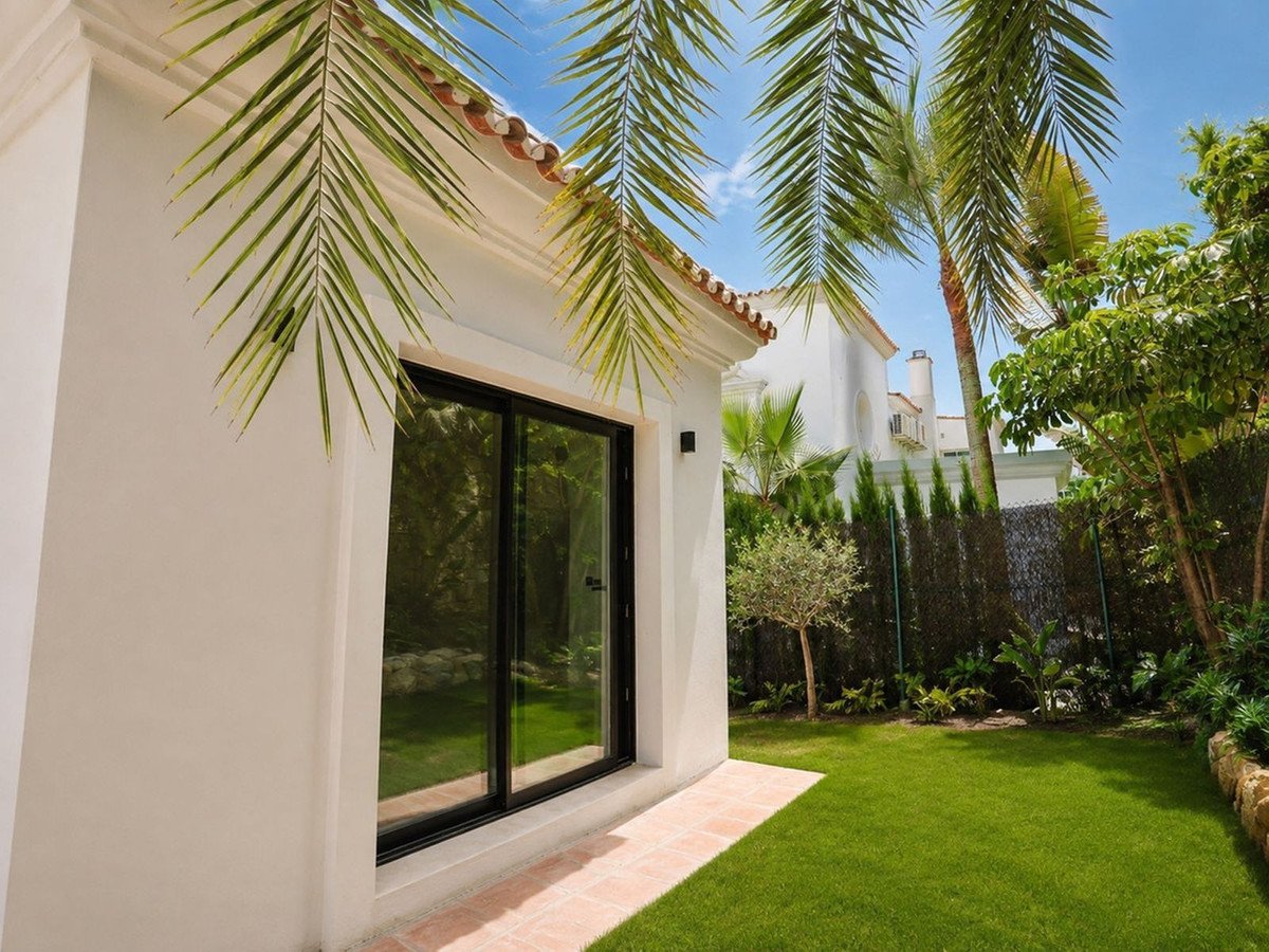 6 Bed Detached Villa in El Paraiso
