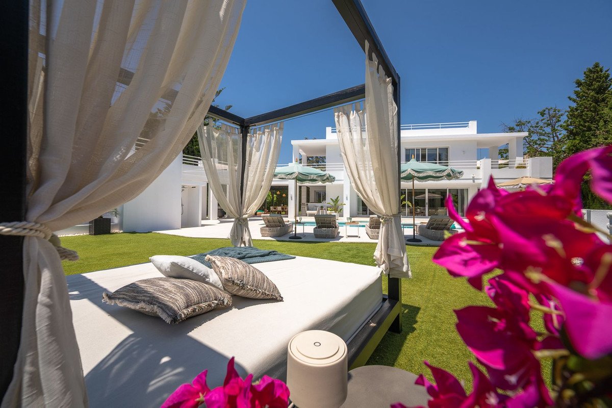 7 Bed Detached Villa in Nueva Andalucía