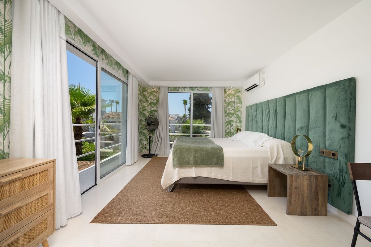 7 Bed Detached Villa in Nueva Andalucía