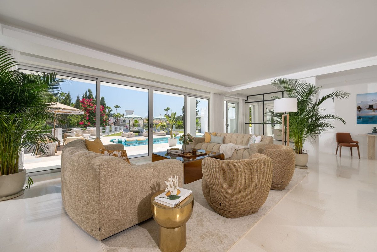 7 Bed Detached Villa in Nueva Andalucía
