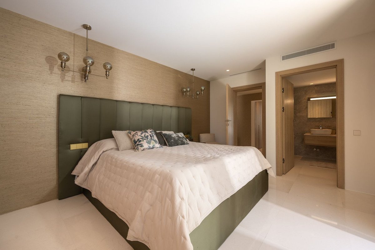 7 Bed Detached Villa in Nueva Andalucía