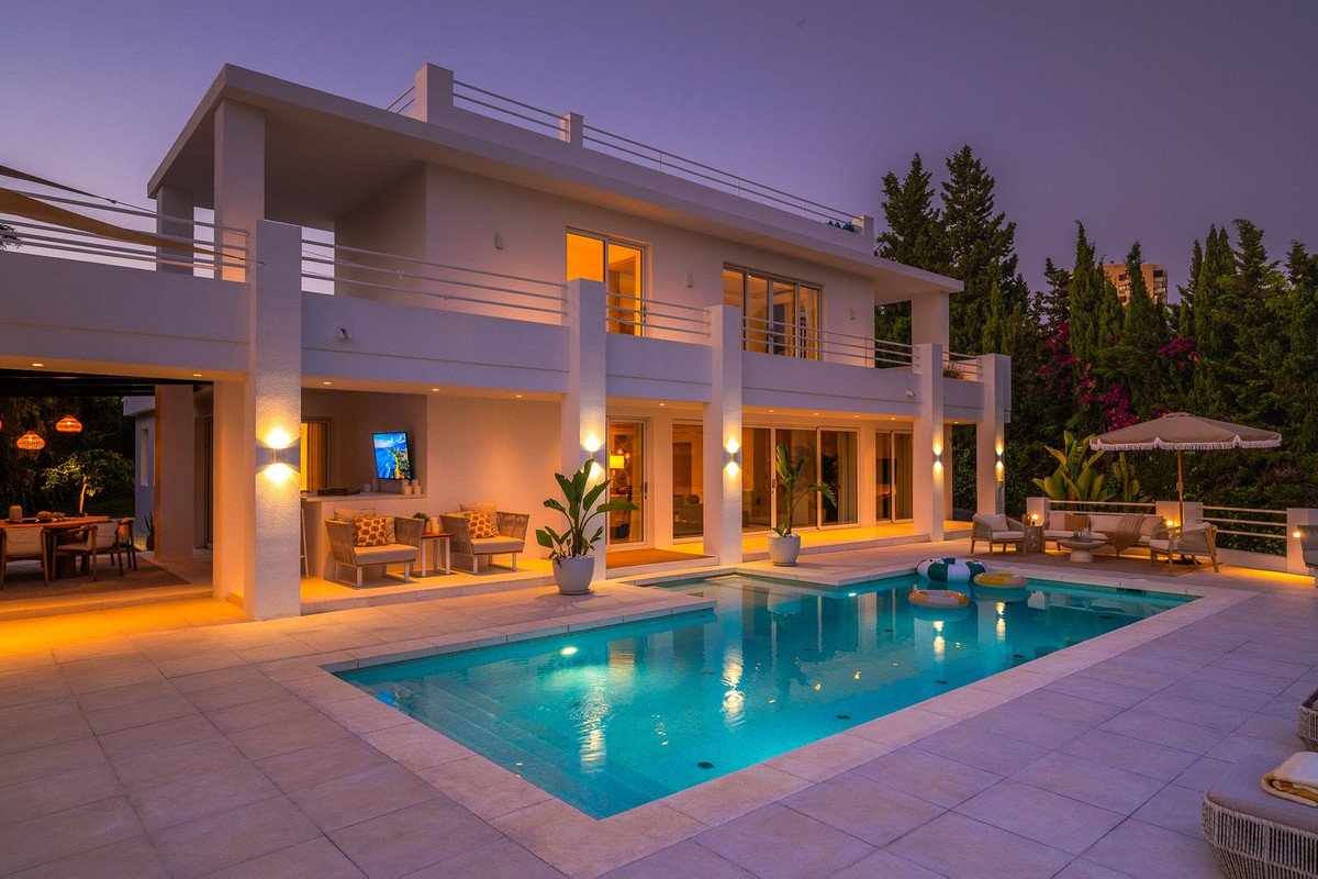 7 Bed Detached Villa in Nueva Andalucía