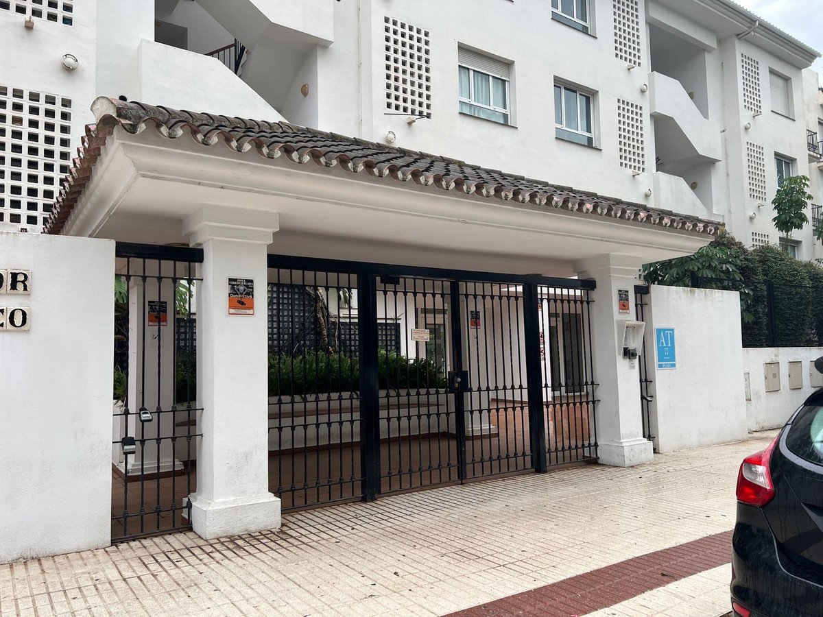 3 Bed Middle Floor Apartment in Nueva Andalucía