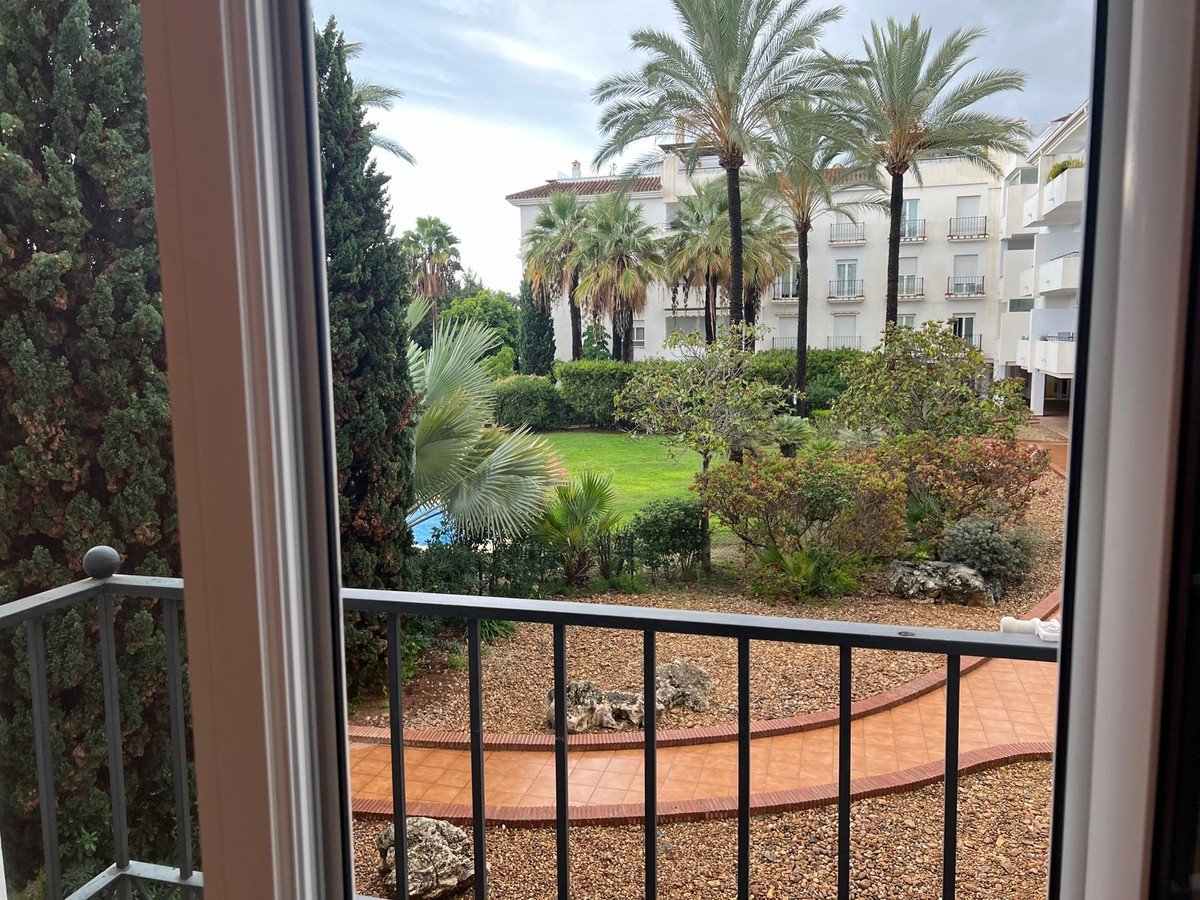3 Bed Middle Floor Apartment in Nueva Andalucía