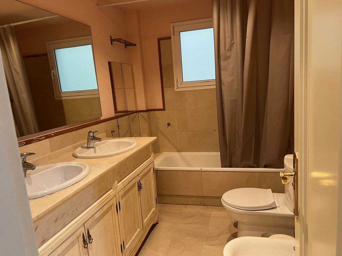 3 Bed Middle Floor Apartment in Nueva Andalucía