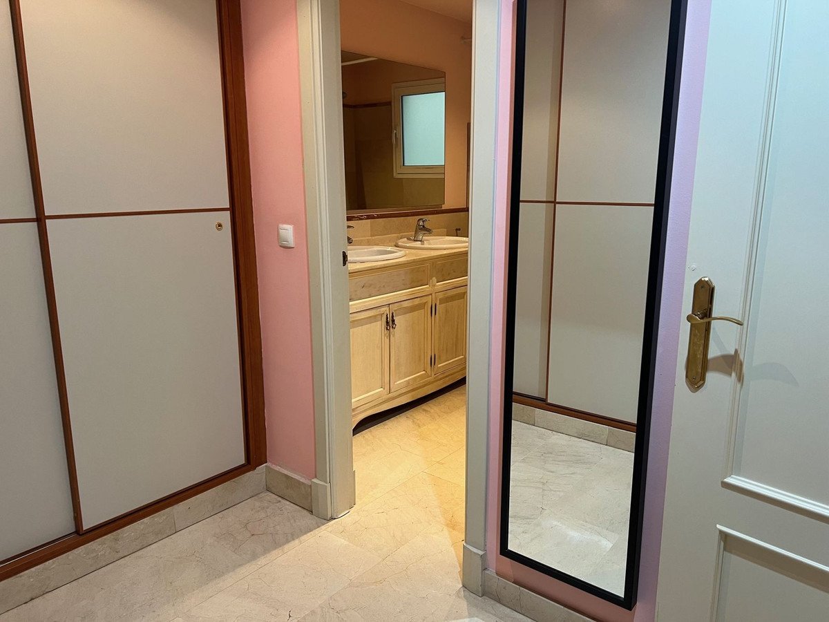 3 Bed Middle Floor Apartment in Nueva Andalucía