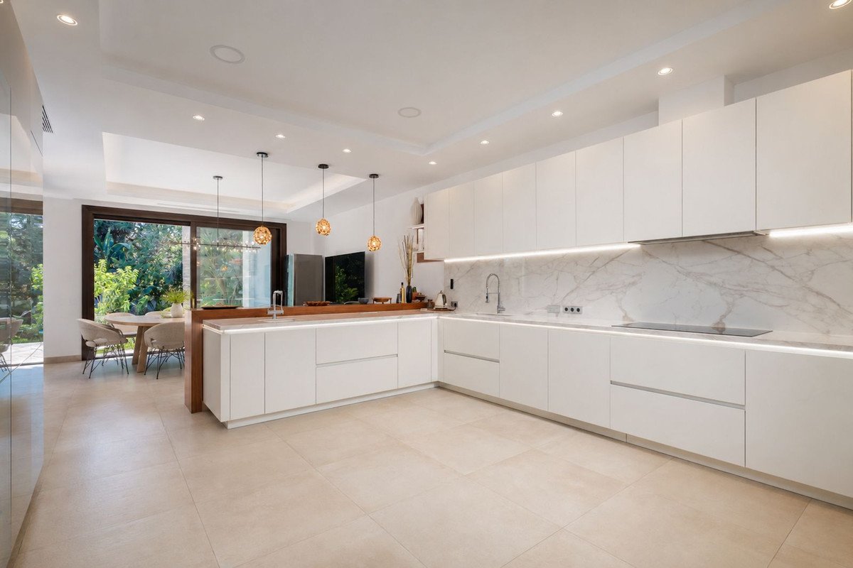 7 Bed Detached Villa in Guadalmina Baja