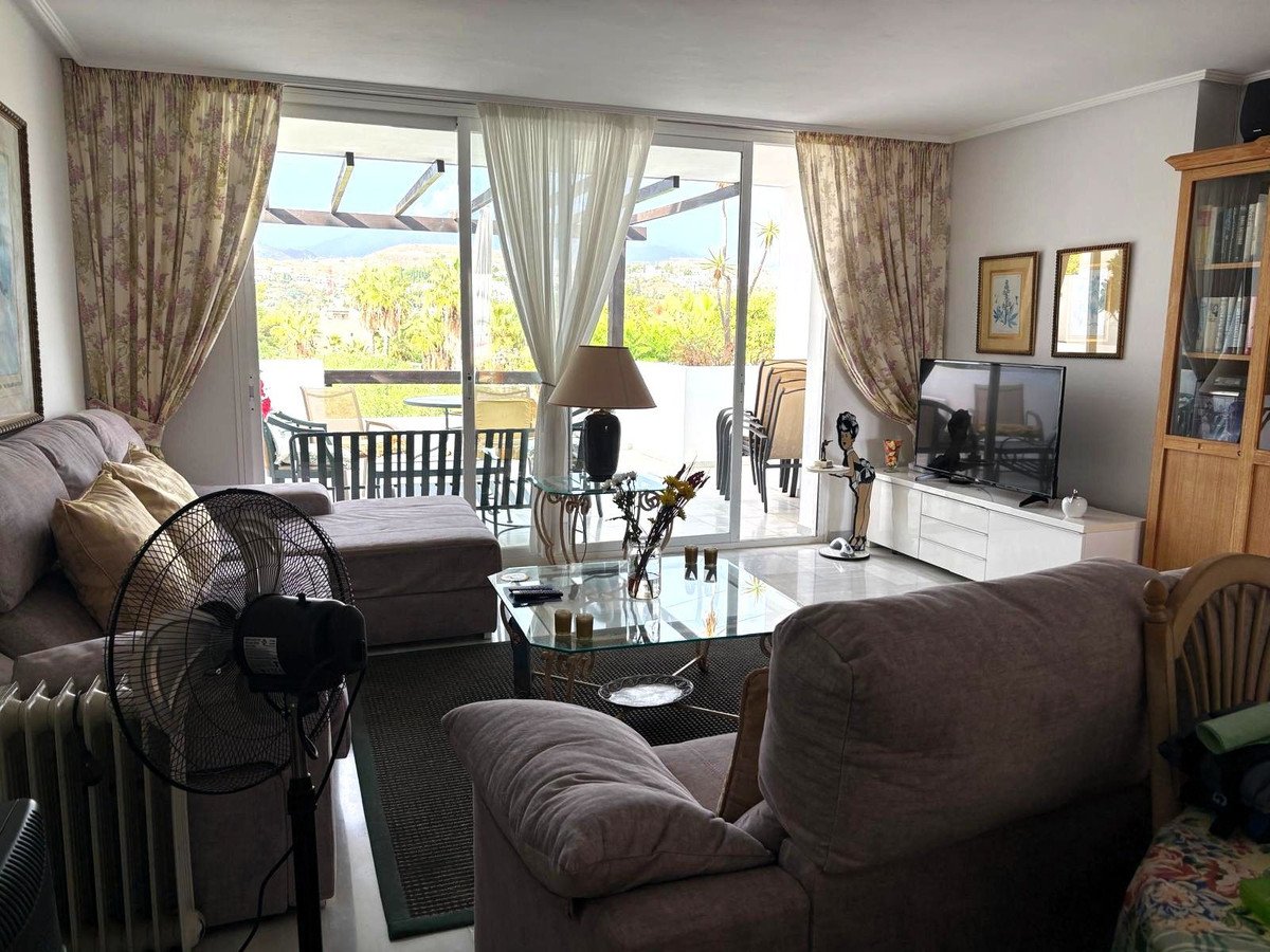 2 Bed Middle Floor Apartment in Bel Air