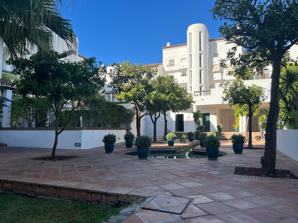 2 Bed Middle Floor Apartment in Bel Air