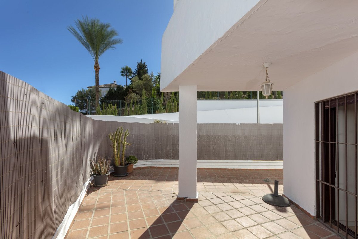 2 Bed Ground Floor Apartment in Nueva Andalucía