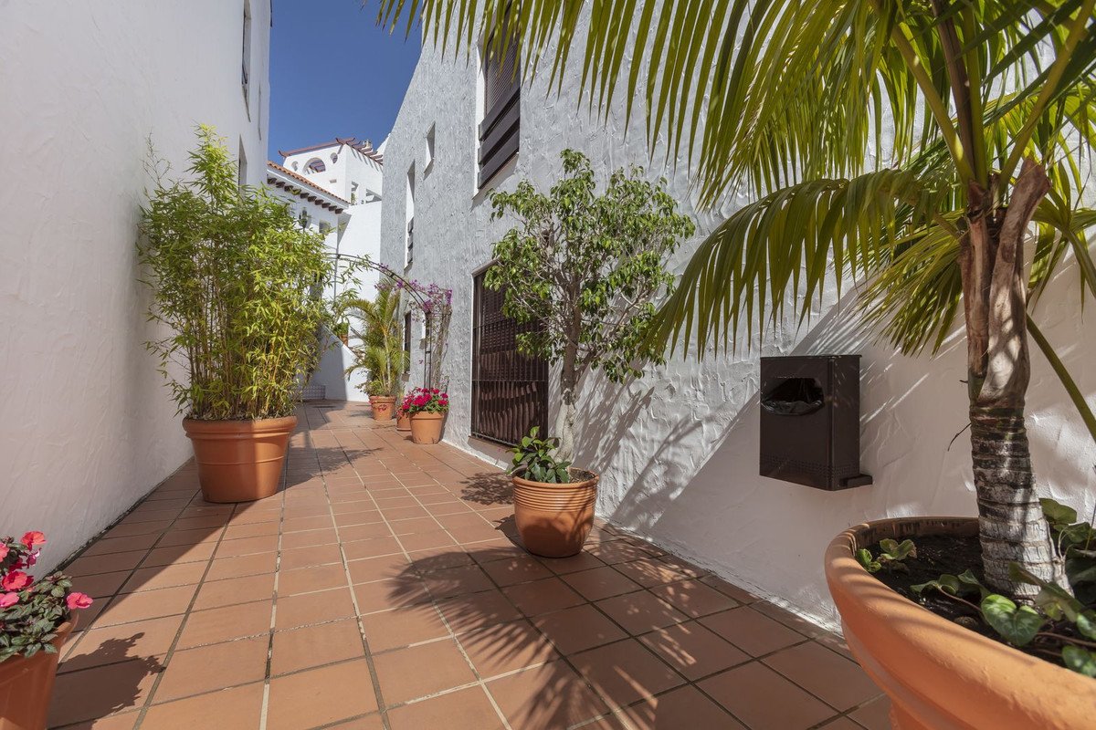 2 Bed Ground Floor Apartment in Nueva Andalucía