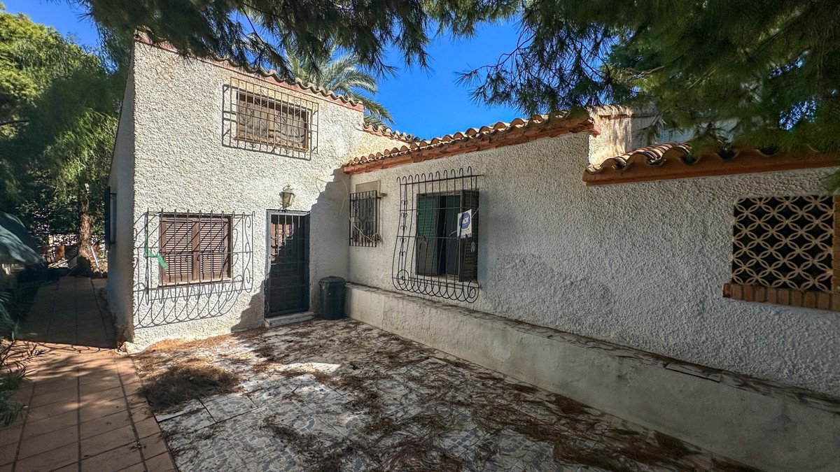 4 Bed Detached Villa in Punta Prima