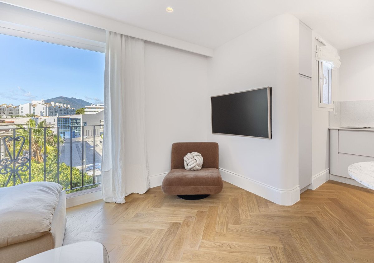 2 Bed Middle Floor Apartment in Puerto Banús