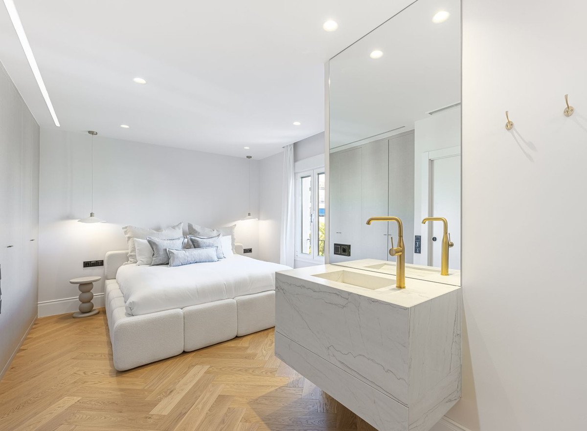 2 Bed Middle Floor Apartment in Puerto Banús
