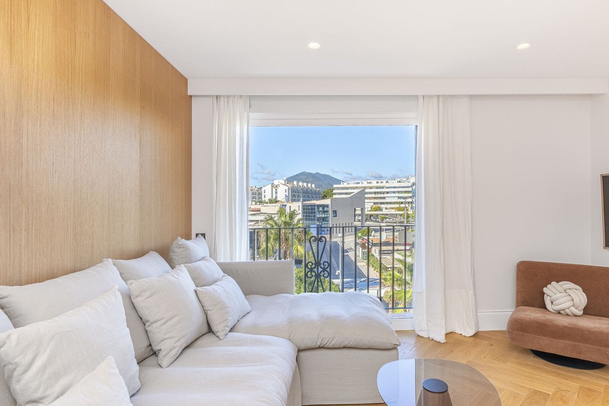 2 Bed Middle Floor Apartment in Puerto Banús