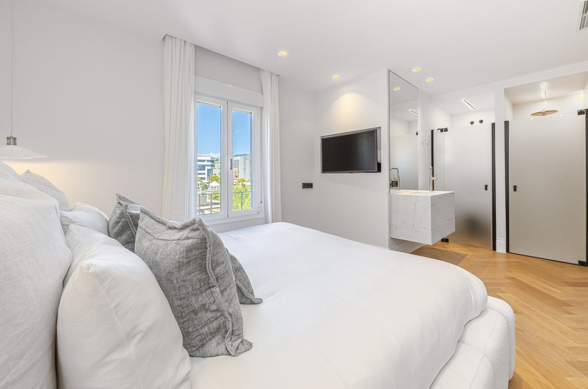 2 Bed Middle Floor Apartment in Puerto Banús