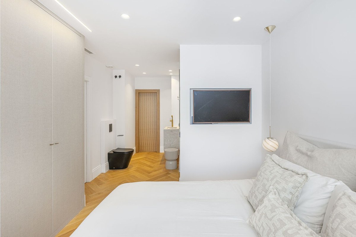 2 Bed Middle Floor Apartment in Puerto Banús